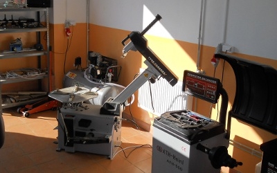 Wyważarka i montażownica opon w warsztacie Miras-Car